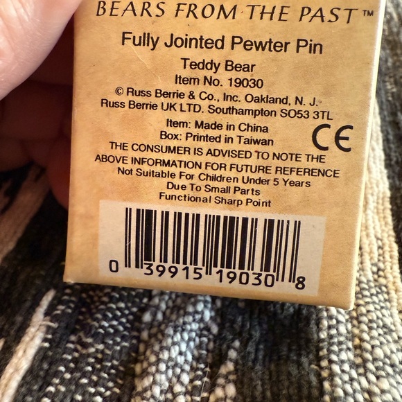 Charming Teddy Bear Brooch in Gold Tone - Picture 3 of 3